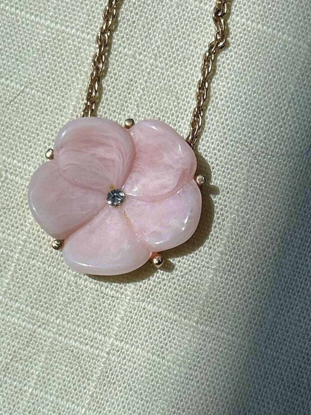 Lovely vintage pink flower pendant necklace